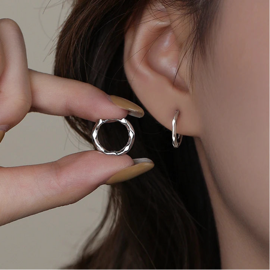 Rusztikus hatású ezüst karika-fülbevaló - Eyla Jewelry