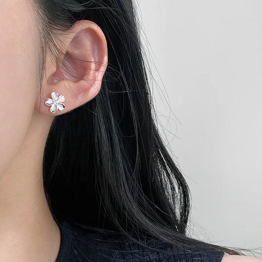 Szolid virágos ezüst fülbevaló