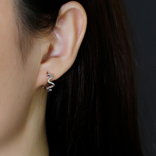 Különleges hullámos ezüst fülbevaló