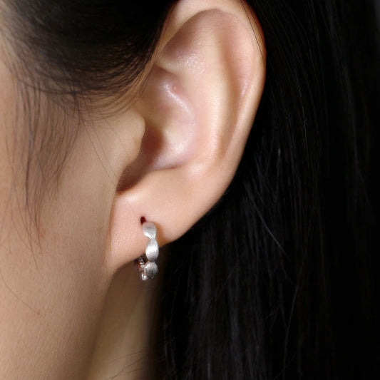 Csiszolt hatású ezüst karika-fülbevaló - Eyla Jewelry