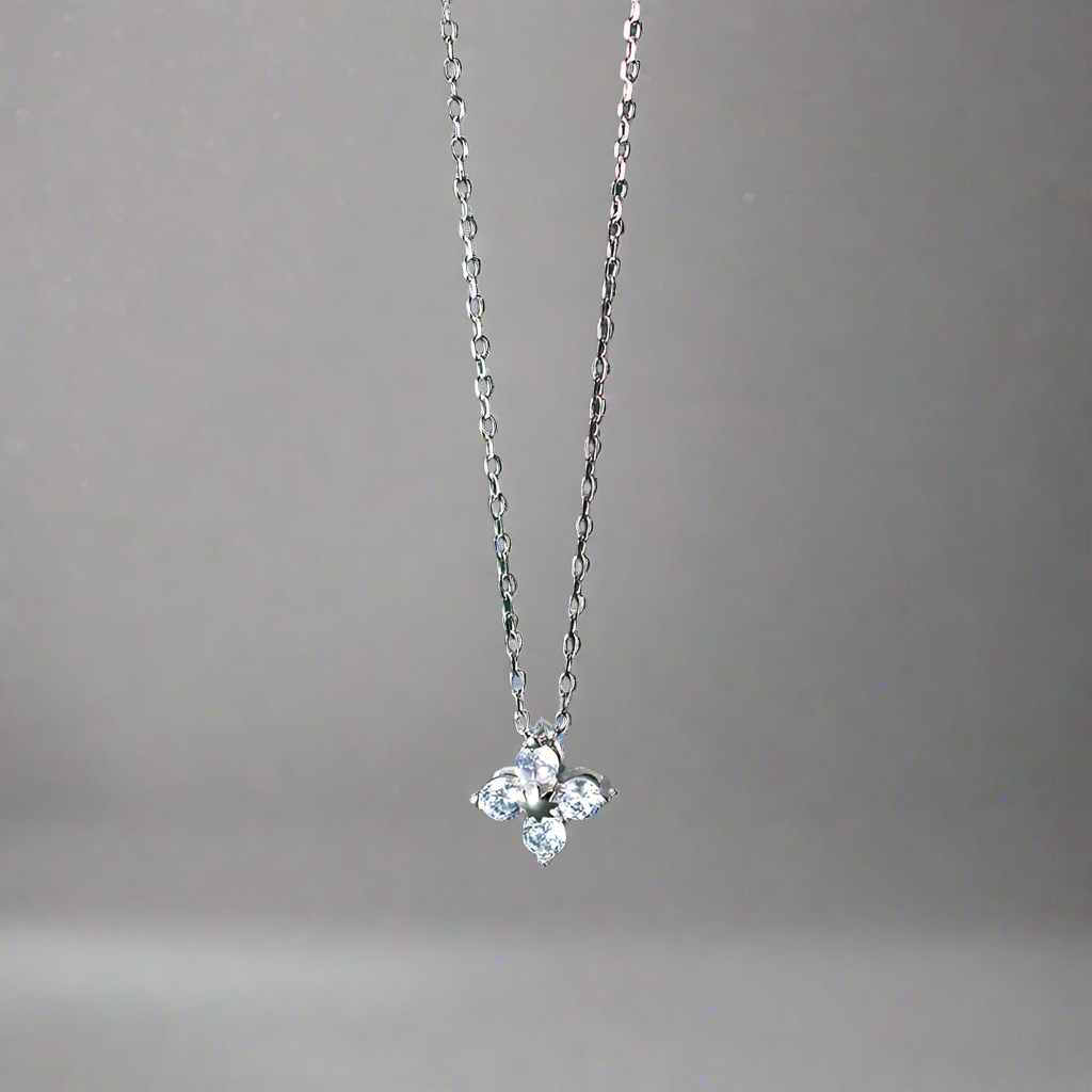 Lóhere ezüst nyaklánc - Eyla Jewelry