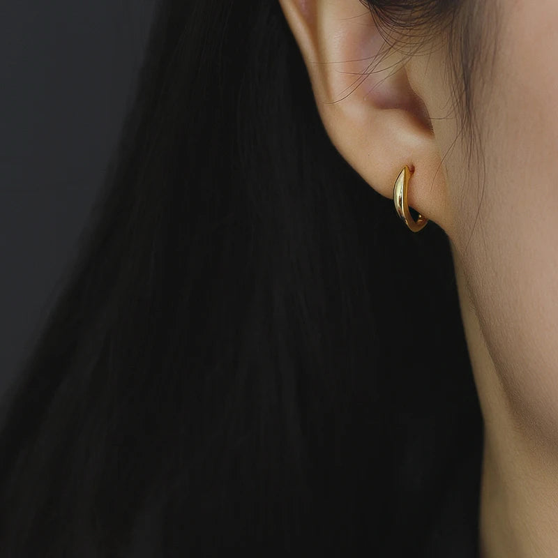 Letisztult V alakú ezüst fülbevaló