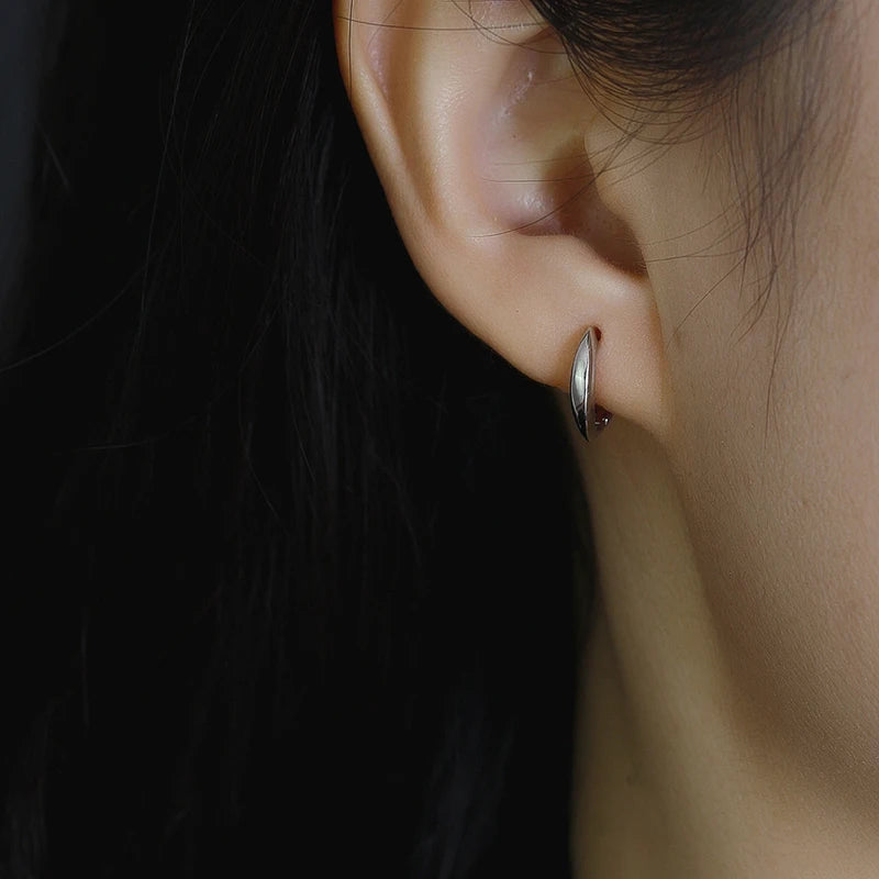 Letisztult V alakú ezüst fülbevaló