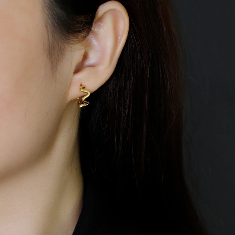 Különleges hullámos ezüst fülbevaló