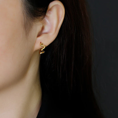 Különleges hullámos ezüst fülbevaló