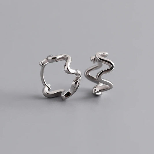 Különleges hullámos ezüst fülbevaló