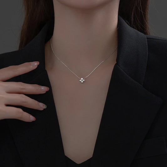 Lóhere ezüst nyaklánc - Eyla Jewelry