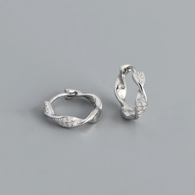 Ragyogó csavart hatású ezüst karika-fülbevaló - Eyla Jewelry