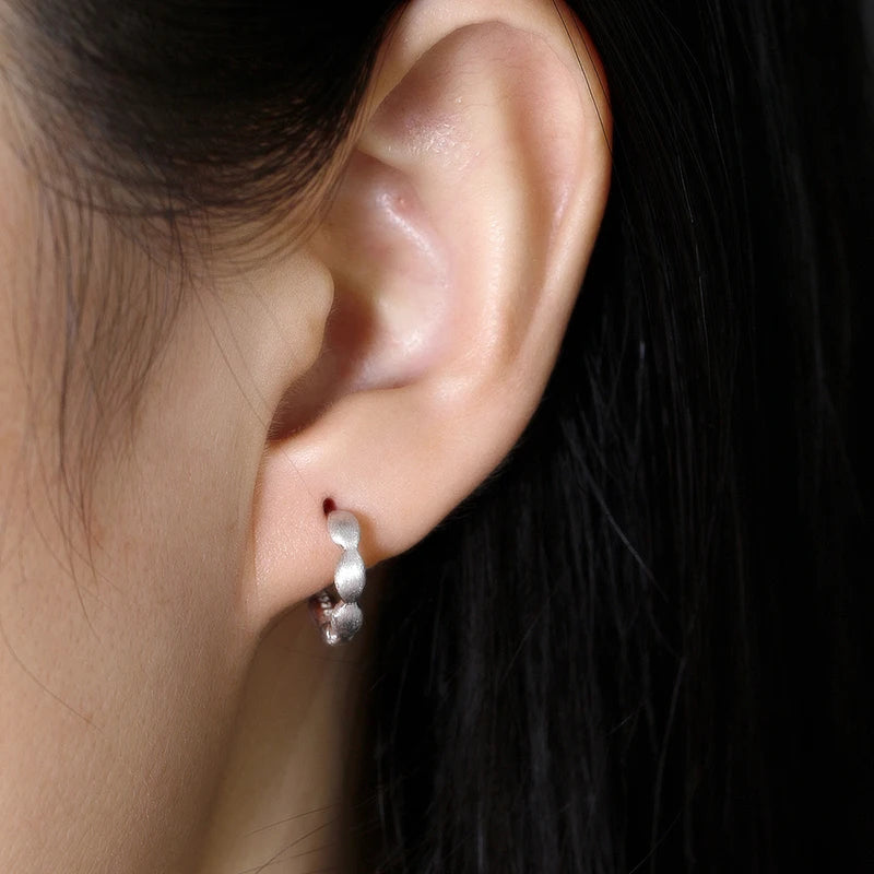 Csiszolt hatású ezüst karika-fülbevaló - Eyla Jewelry