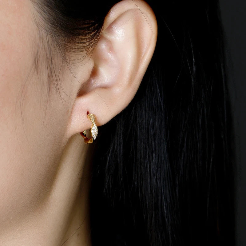 Ragyogó csavart hatású ezüst karika-fülbevaló - Eyla Jewelry