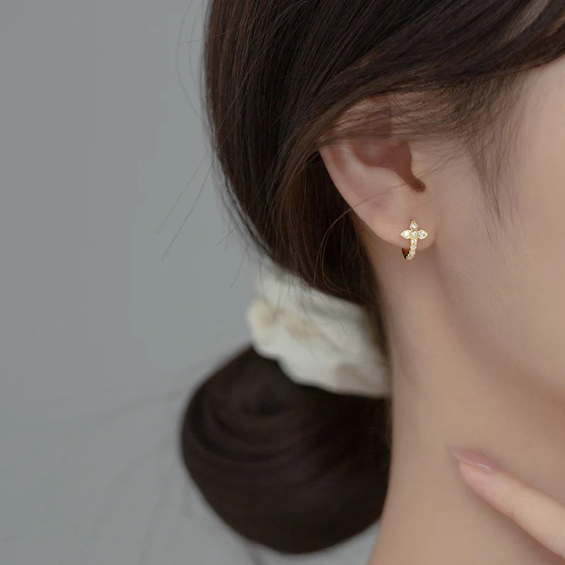 Kis méretű kereszt ezüst fülbevaló - Eyla Jewelry